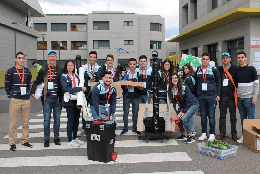 Éstos son los alumnos del instituto Cardenal Cisneros que participaron en el concurso internacional de la First Lego League (FLL)